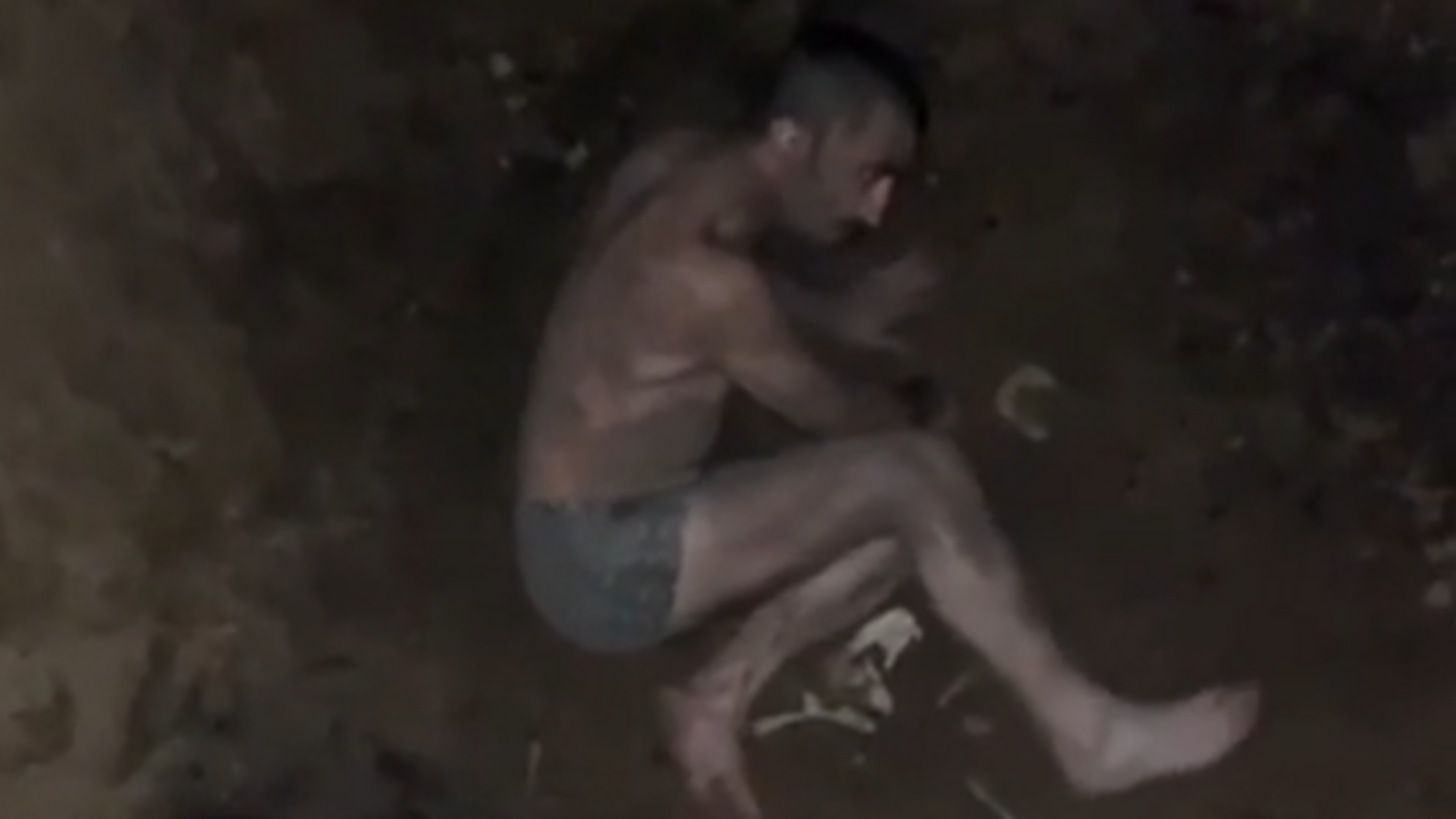 Russisch leger straft deserteur, soldaat gedwongen modder te eten: ’Je bent een hond, ga rondkruipen’